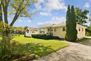 64 S Prairie Avenue, Mundelein, IL 60060