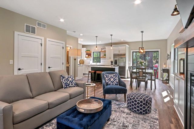 787 Odsila WAY, Fontana, WI 53125