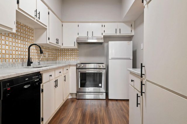 1818 Augusta Drive 13, Houston, TX 77057