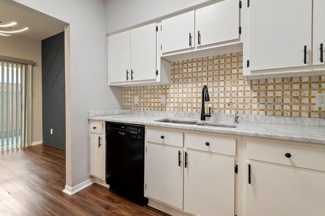 1818 Augusta Drive 13, Houston, TX 77057