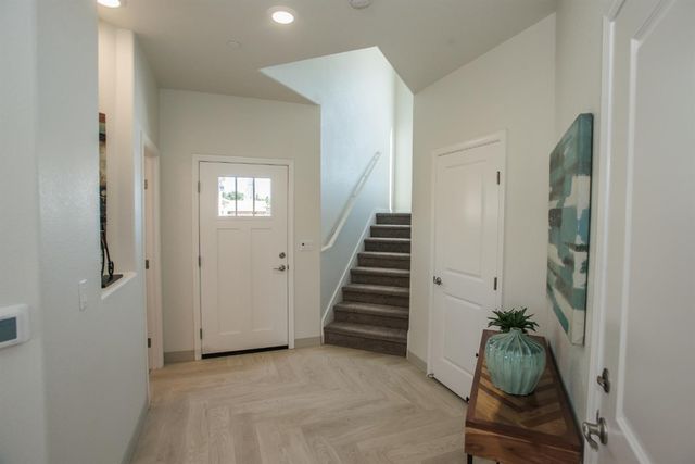 9117 Turnbull Ct, Elk Grove, CA 95758