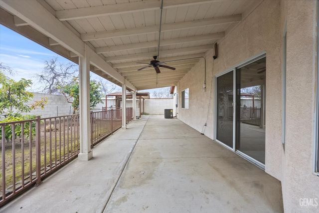 10423 Crandon Park Drive, Bakersfield, CA 93312