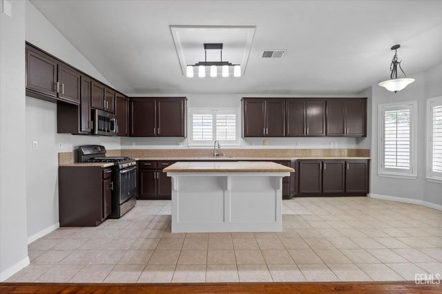 10423 Crandon Park Drive, Bakersfield, CA 93312