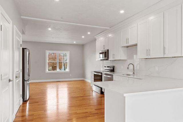 10 Windsor St E, Worcester, MA 01605