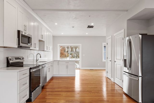 10 Windsor St E, Worcester, MA 01605