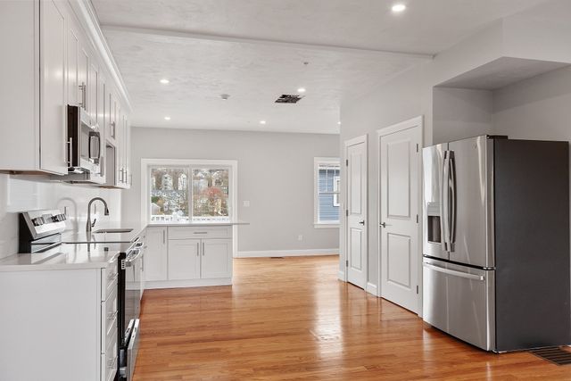 10 Windsor St E, Worcester, MA 01605