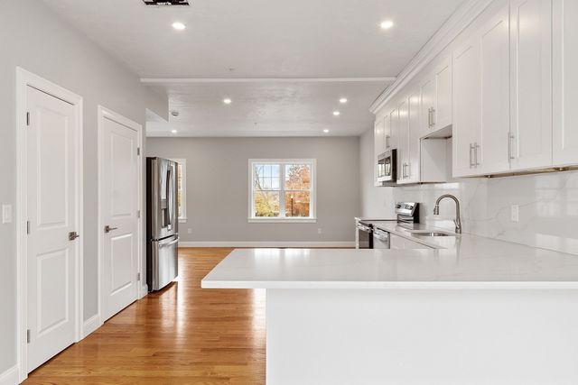 10 Windsor St E, Worcester, MA 01605