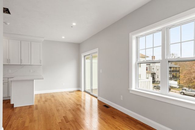10 Windsor St E, Worcester, MA 01605