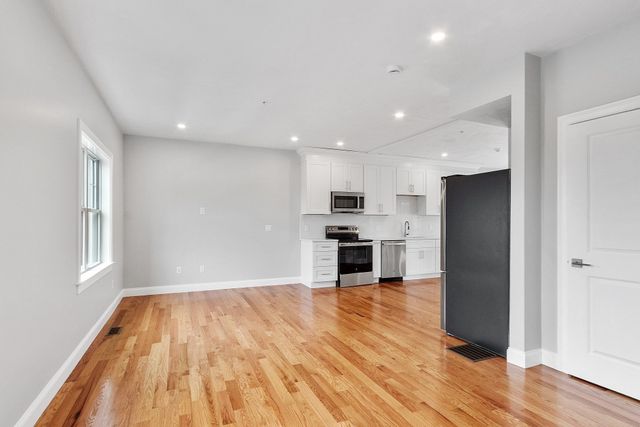 10 Windsor St E, Worcester, MA 01605