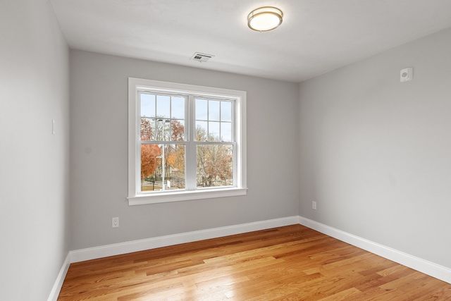 10 Windsor St E, Worcester, MA 01605