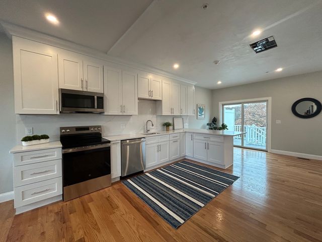 10 Windsor St E, Worcester, MA 01605