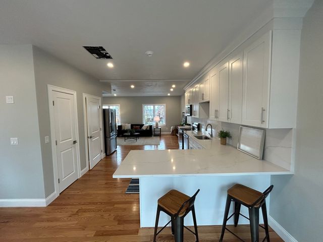 10 Windsor St E, Worcester, MA 01605