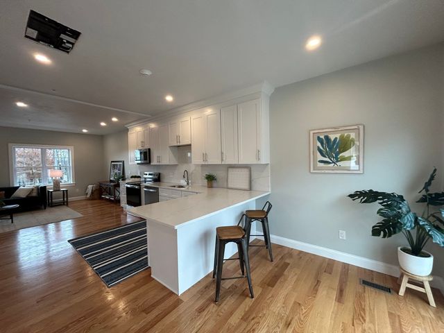 10 Windsor St E, Worcester, MA 01605