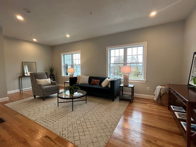 10 Windsor St E, Worcester, MA 01605