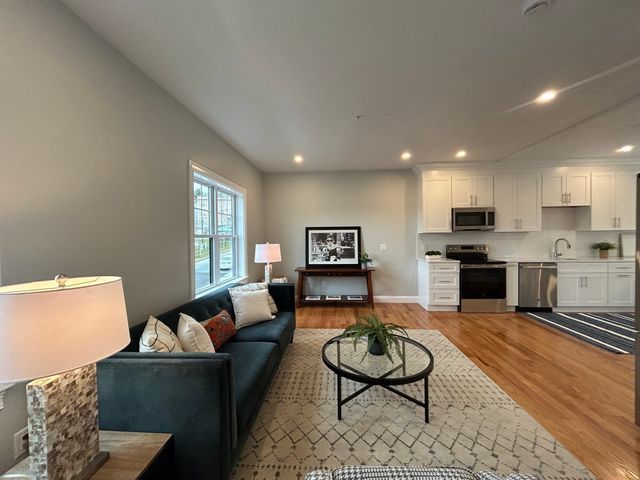 10 Windsor St E, Worcester, MA 01605