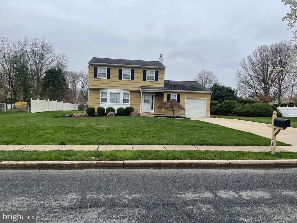 24 ELM DR, Hightstown, NJ 08520
