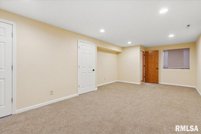 5910 AUSTIN Avenue, Davenport, IA 52804