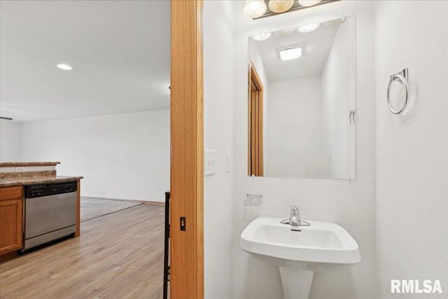 5910 AUSTIN Avenue, Davenport, IA 52804