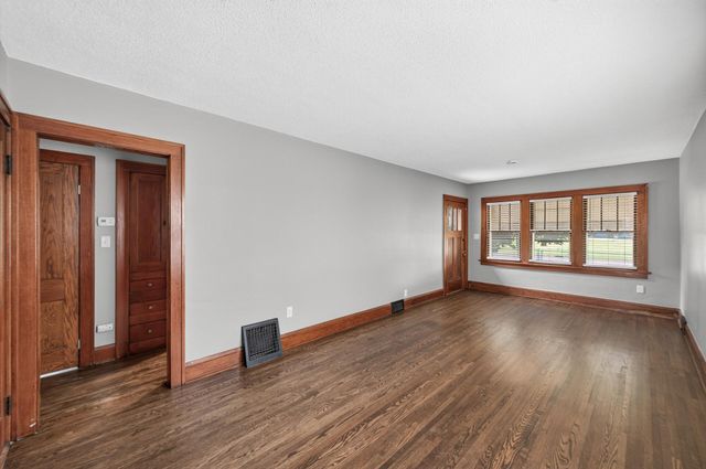 1148 Lane Place, Saint Paul, MN 55106