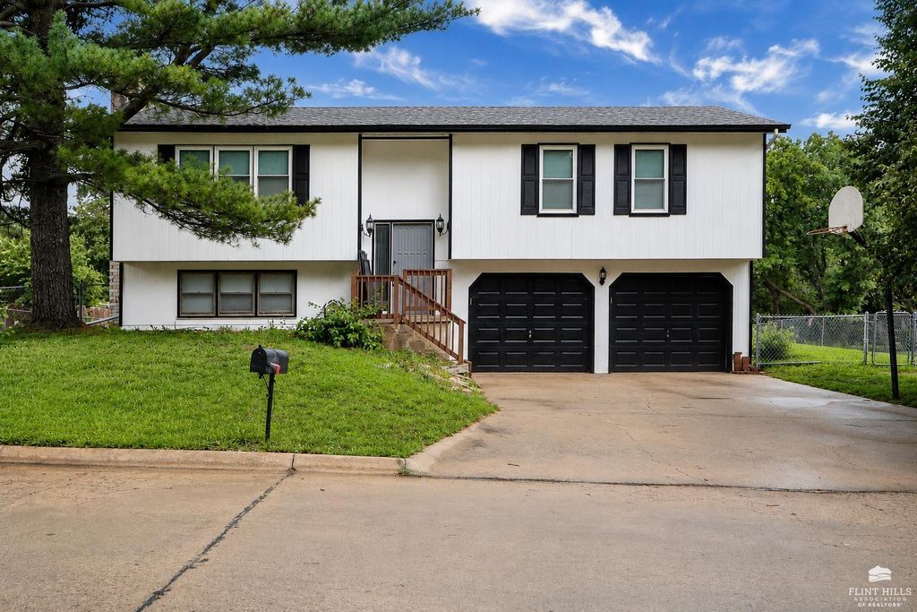 1300 Frontier Lane, Manhattan, KS 66503