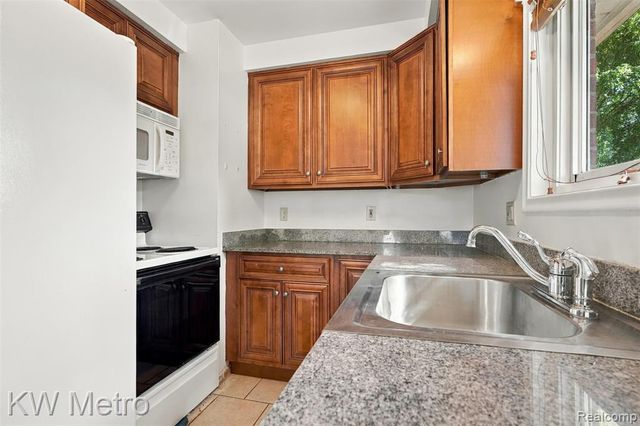 26391 Margareta, Redford, MI 48240