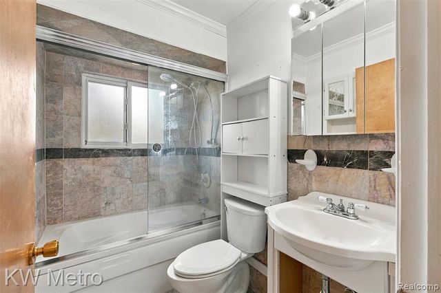26391 Margareta, Redford, MI 48240