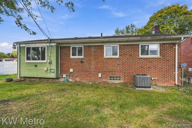 26391 Margareta, Redford, MI 48240