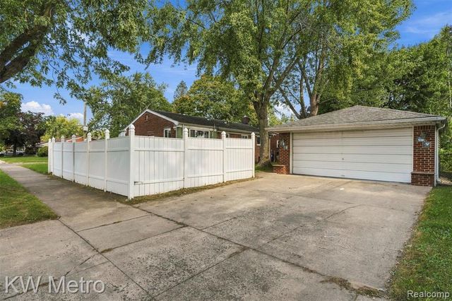 26391 Margareta, Redford, MI 48240