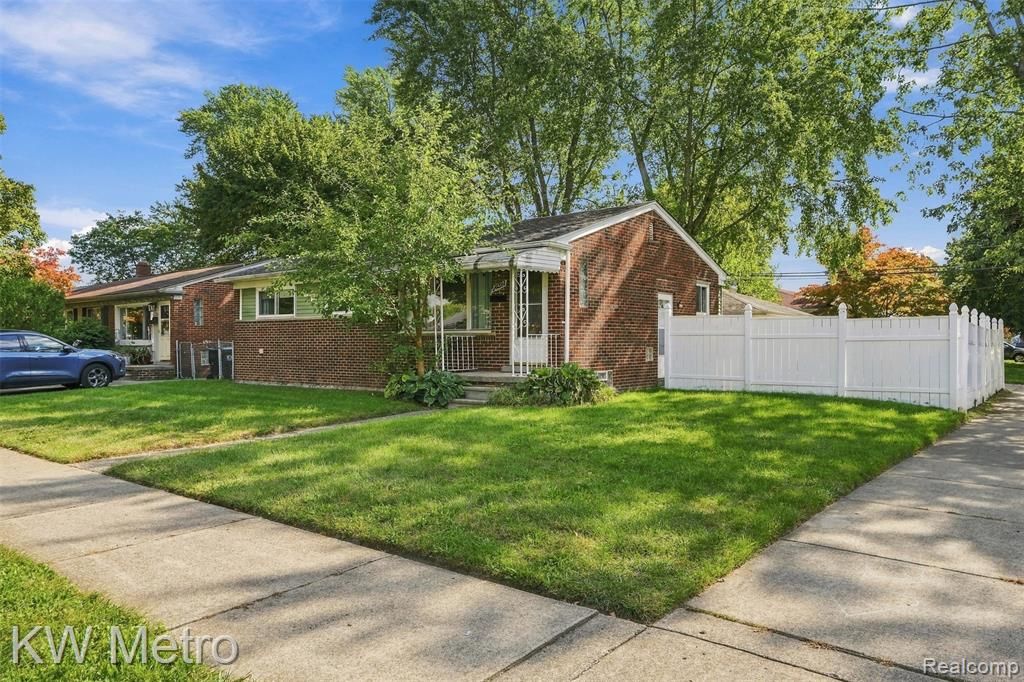 26391 Margareta, Redford, MI 48240