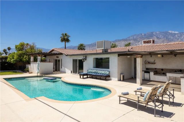 2290 N Victoria, Palm Springs, CA 92262