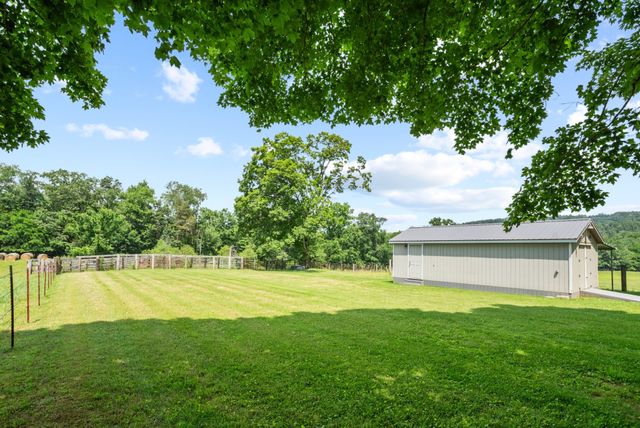 1364 Country Club Rd, Sparta, TN 38583