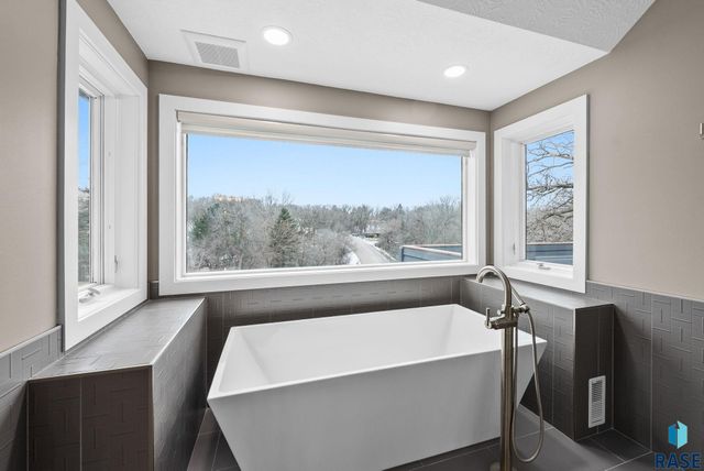 1200 E Tomar Rd Road, Sioux Falls, SD 57105