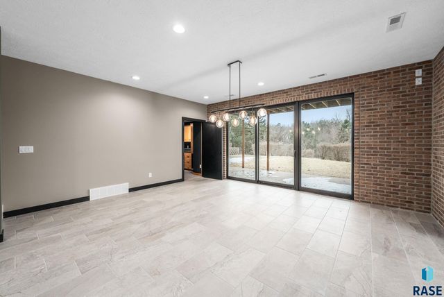 1200 E Tomar Rd Road, Sioux Falls, SD 57105