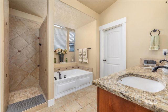 12621 S Carriage Hill Way, Nampa, ID 83686