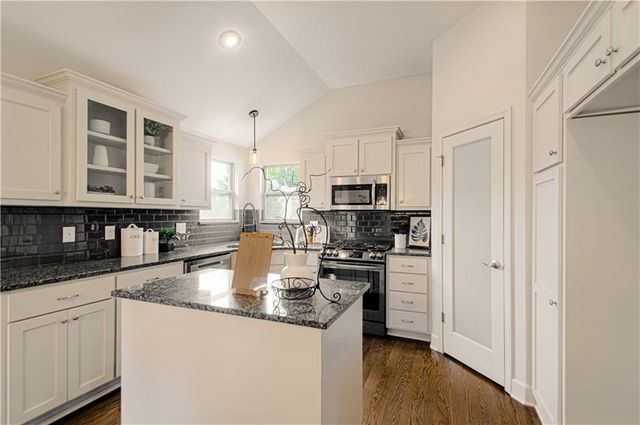 21425 W 47th Terrace, Shawnee, KS 66218