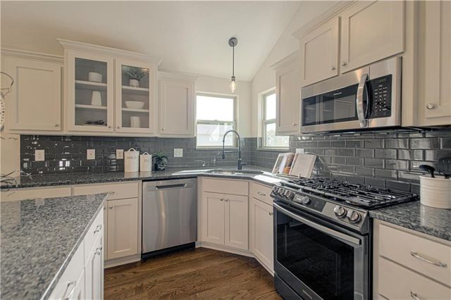 21425 W 47th Terrace, Shawnee, KS 66218
