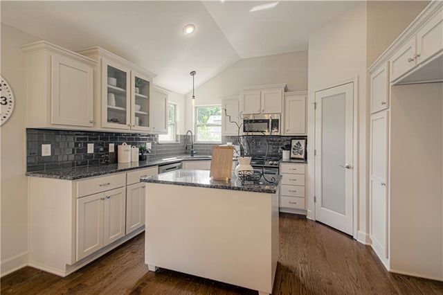 21425 W 47th Terrace, Shawnee, KS 66218