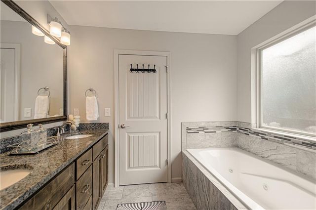 21425 W 47th Terrace, Shawnee, KS 66218