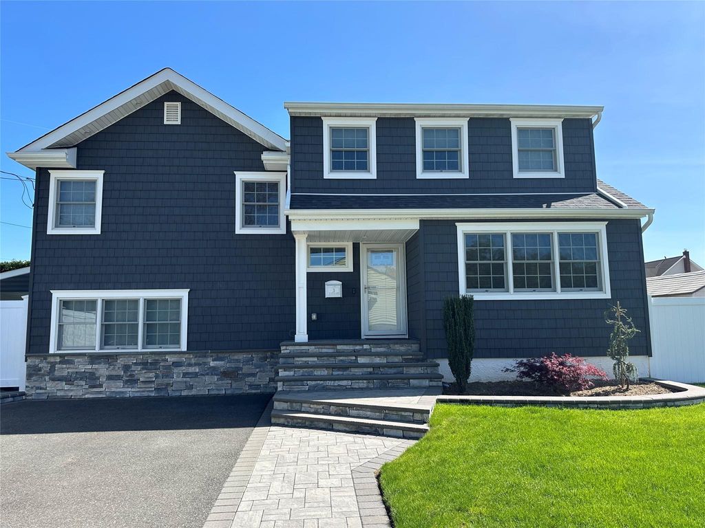 3 N Utica Avenue, Massapequa, NY 11758