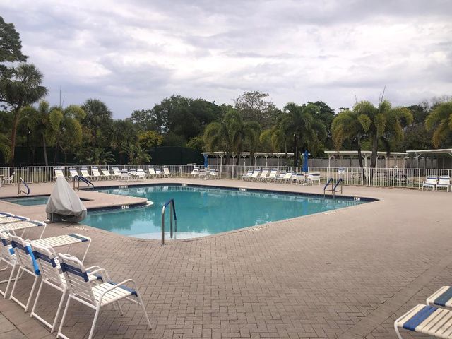 507 Alamanda Lane, Deerfield Beach, FL 33442