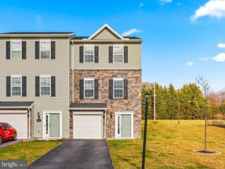 64 HOLSTEIN DR, Hanover, PA 17331