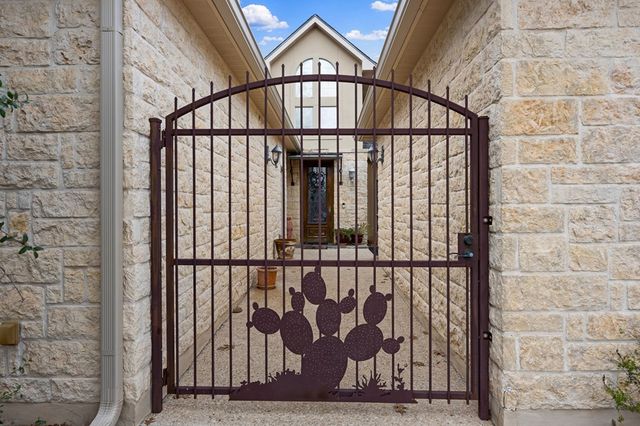 1894 Summit Top Dr, Kerrville, TX 78028
