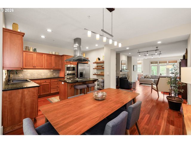 5077 W SUNSET Dr, Lake Oswego, OR 97035