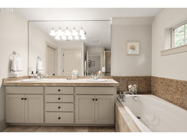 5077 W SUNSET Dr, Lake Oswego, OR 97035