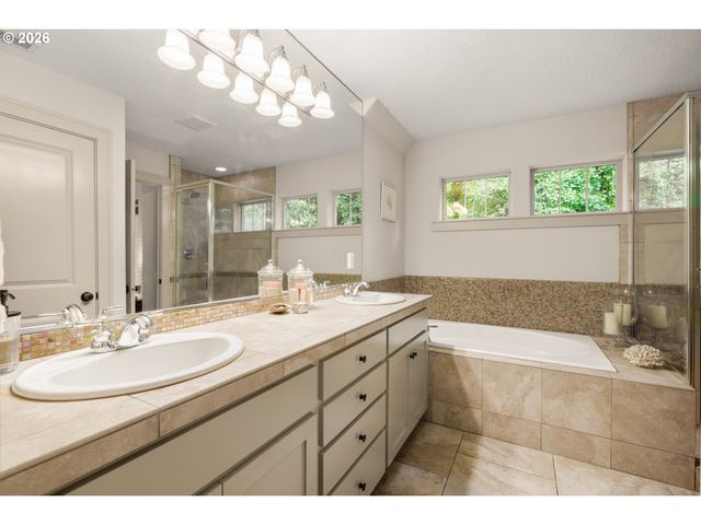 5077 W SUNSET Dr, Lake Oswego, OR 97035