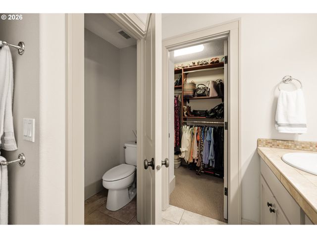 5077 W SUNSET Dr, Lake Oswego, OR 97035