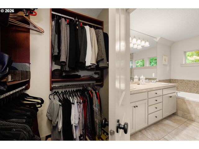 5077 W SUNSET Dr, Lake Oswego, OR 97035