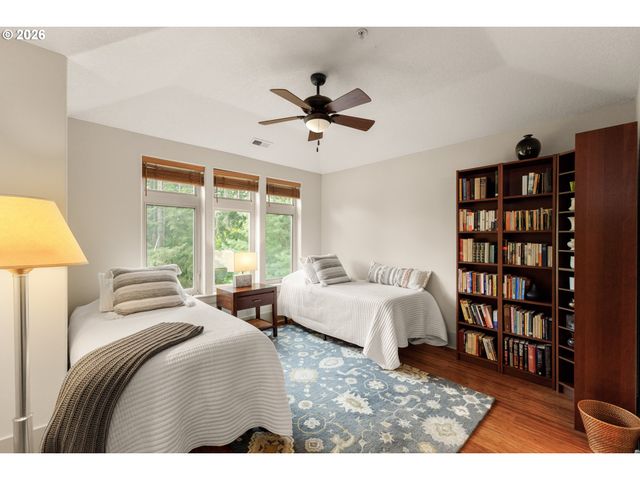 5077 W SUNSET Dr, Lake Oswego, OR 97035