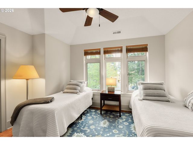 5077 W SUNSET Dr, Lake Oswego, OR 97035