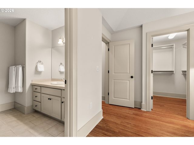 5077 W SUNSET Dr, Lake Oswego, OR 97035